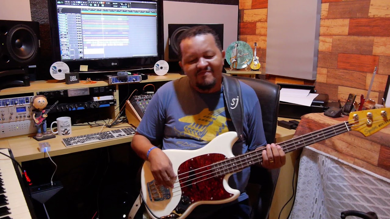 Zé Ramalho (Avohai) usando um baixo Squier Classic Vibe '60s Mustang Bass