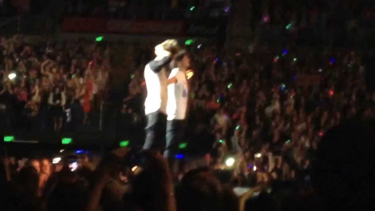 Kiss You - One Direction - Christchurch, New Zealand 10/10/13 TMHT HD