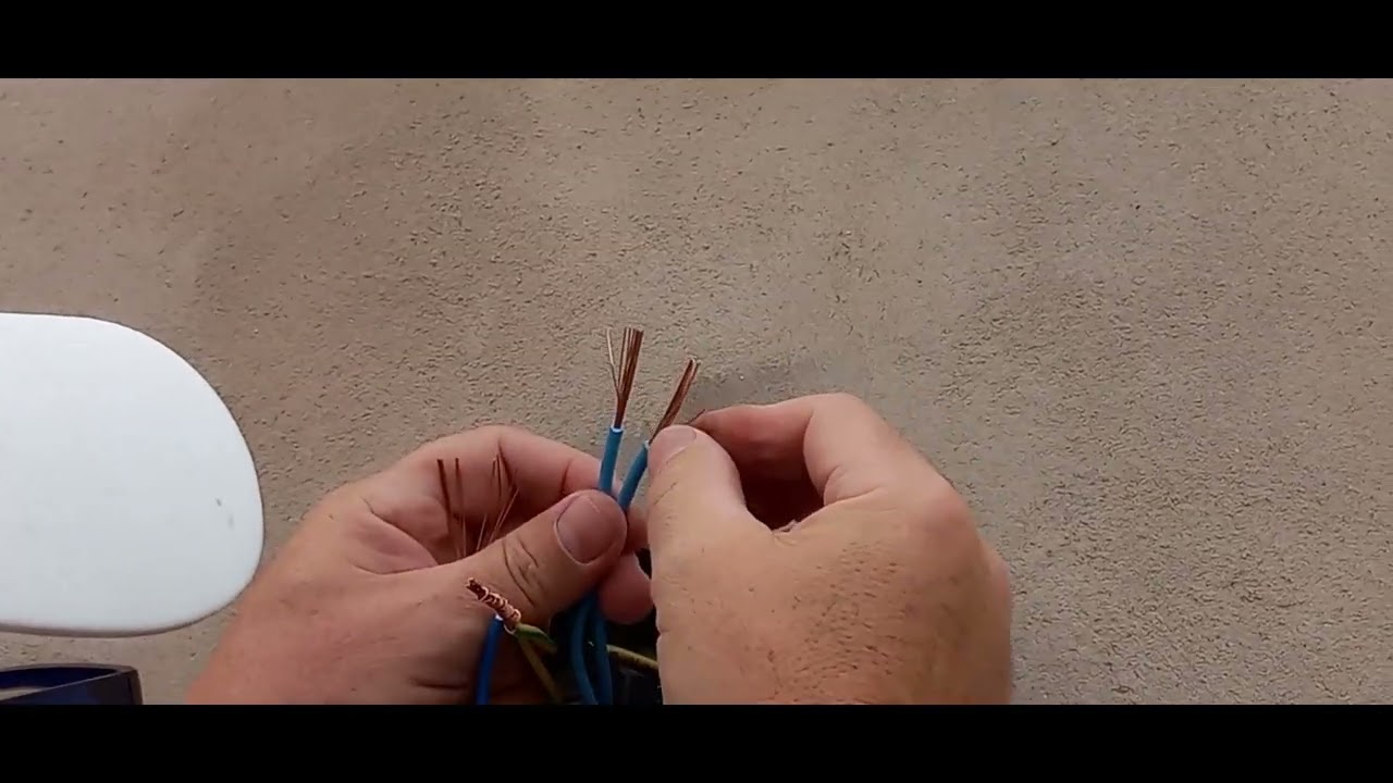 Empalme de cables de diferentes secciones aislado con capuchones