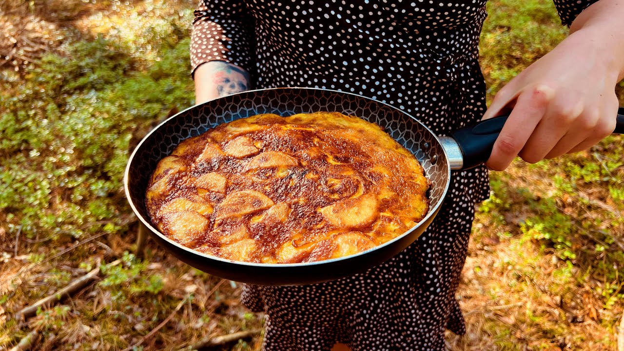 Ein k&ouml;stliches Kartoffelmittagessen im Wald kochen. Kochen im Freien. Bushcraft.