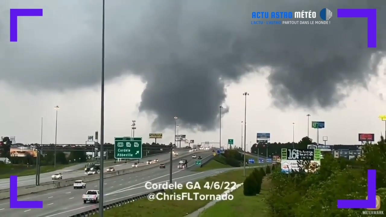 Impressionnant #nuage mur tr&egrave;s bas et #tornade en dessous en #G&eacute;orgie #USA