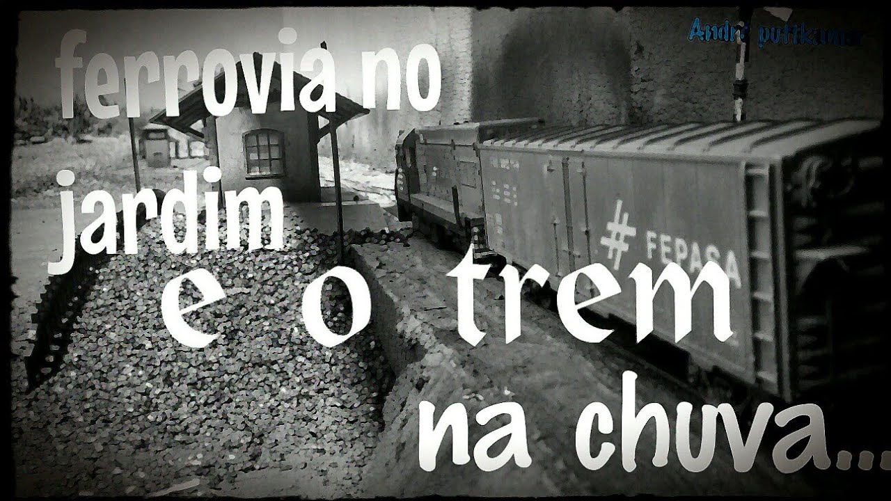 Grande trem de carga no jardim...e chuva