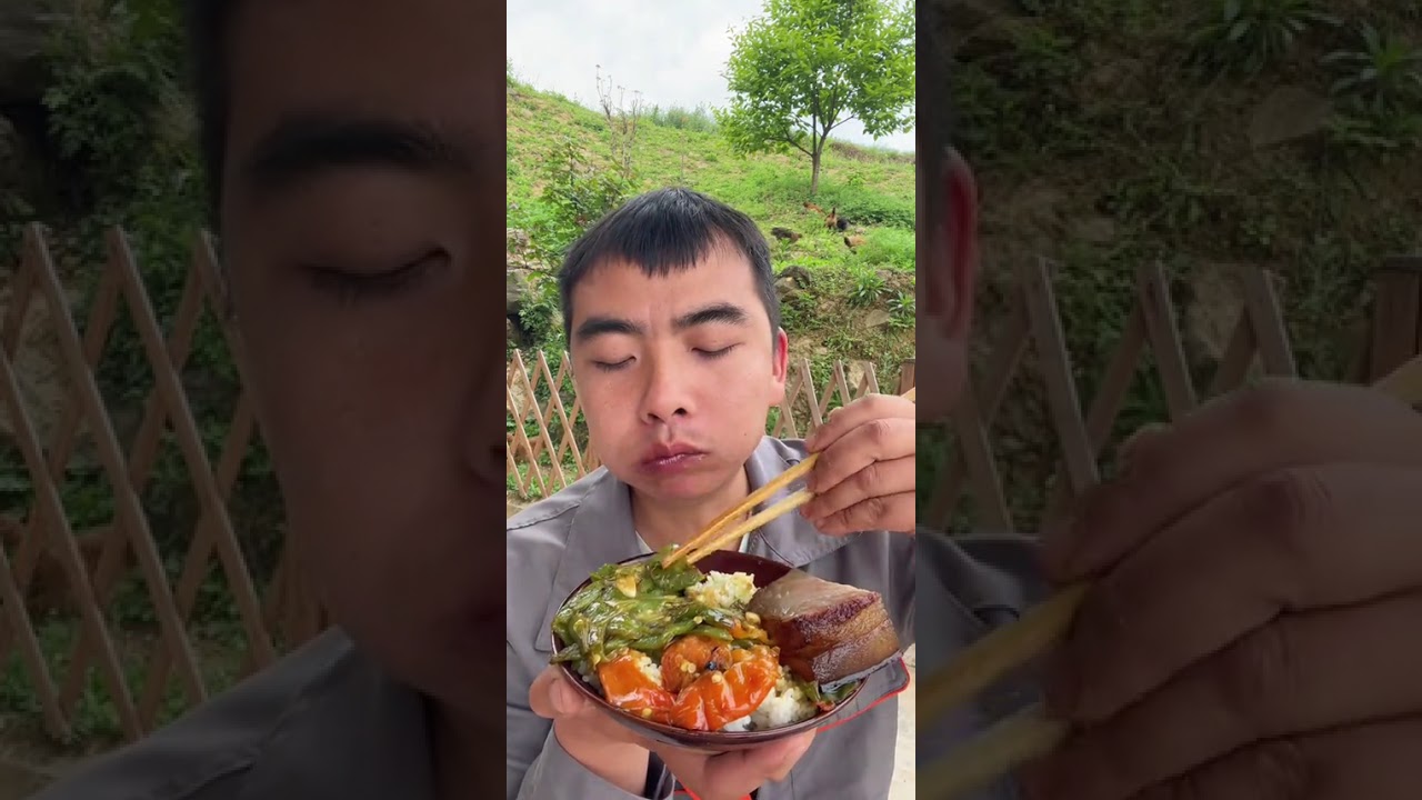兄弟姐妹们 吃饭了哦 今天吃腊肉跟辣椒 简简单单又是一餐#抖音美食推荐官 #农村美食 #记录我的农村生活 @DOU+小助手
