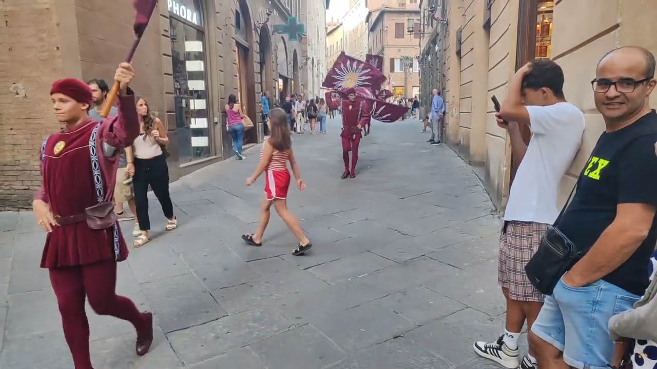 Il rientro della Contrada della Torre dal giro di visita e omaggi alle Consorelle 2025