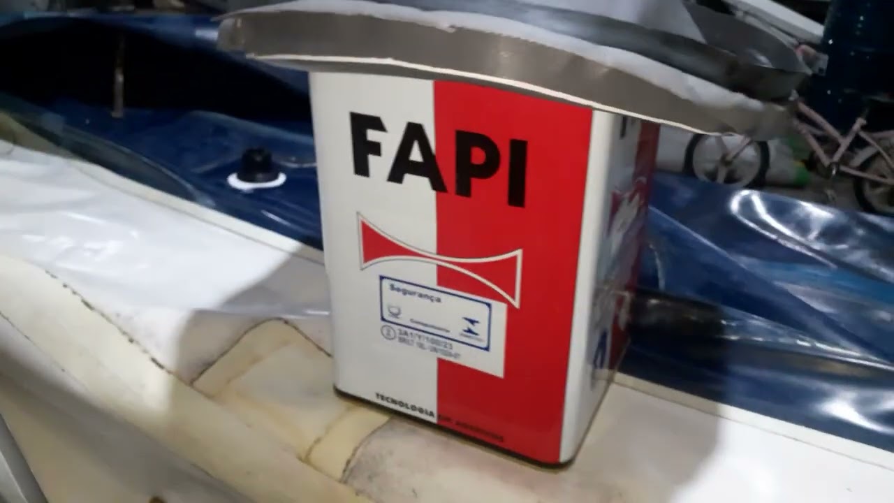 preparando para colar a primeira divisão do bote inflável Zéfir 4,2.