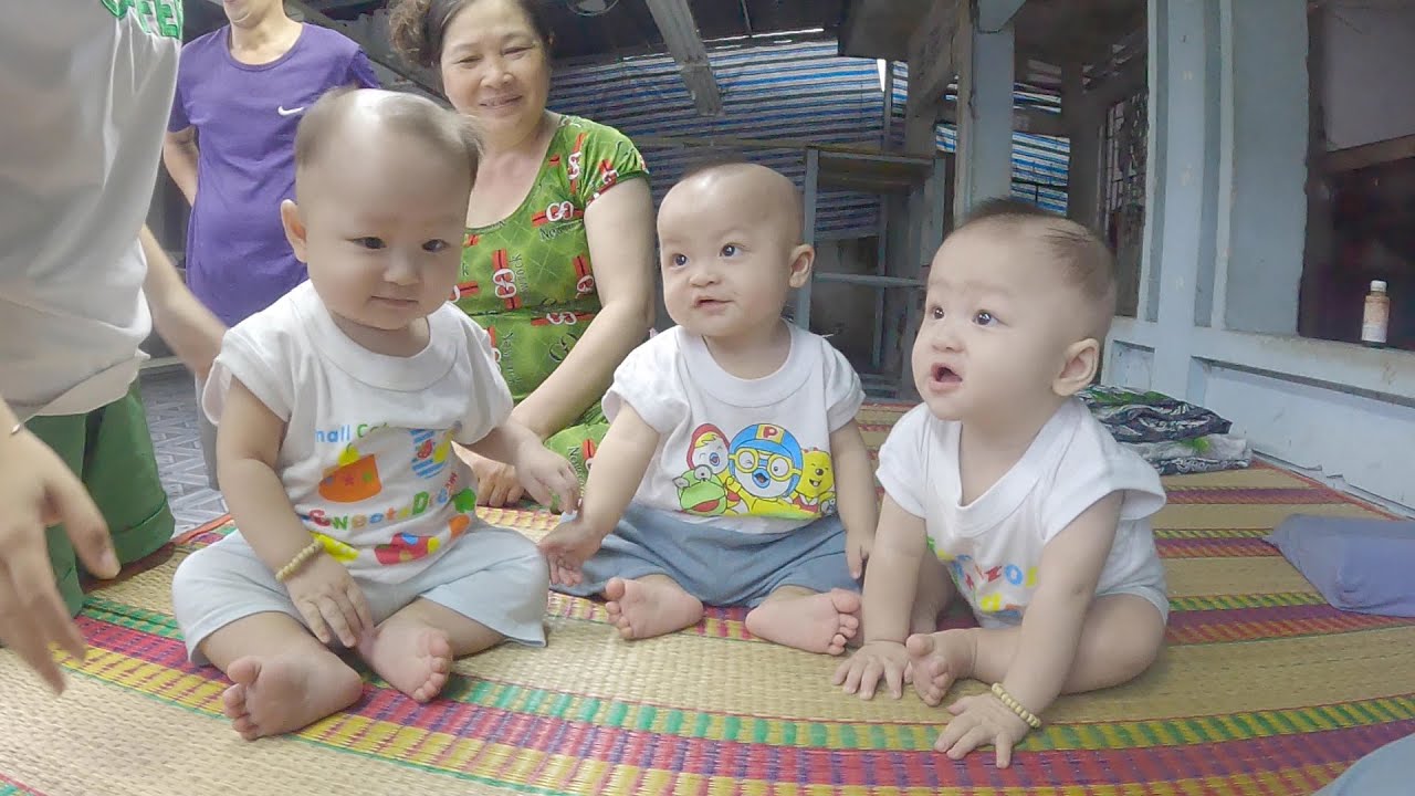 Bất ngờ sinh một lúc ba con trai, cặp vợ chồng công nhân choáng váng không lo nổi sữa tả