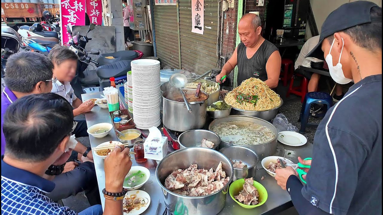 在地飄香50年！銷魂美食-骨仔肉湯,炒麵,大麵羹還可以免費加湯！阿生師炒麵大骨湯/Fried Noodles,Pork Bone Broth,Free Soup-台灣街頭美食