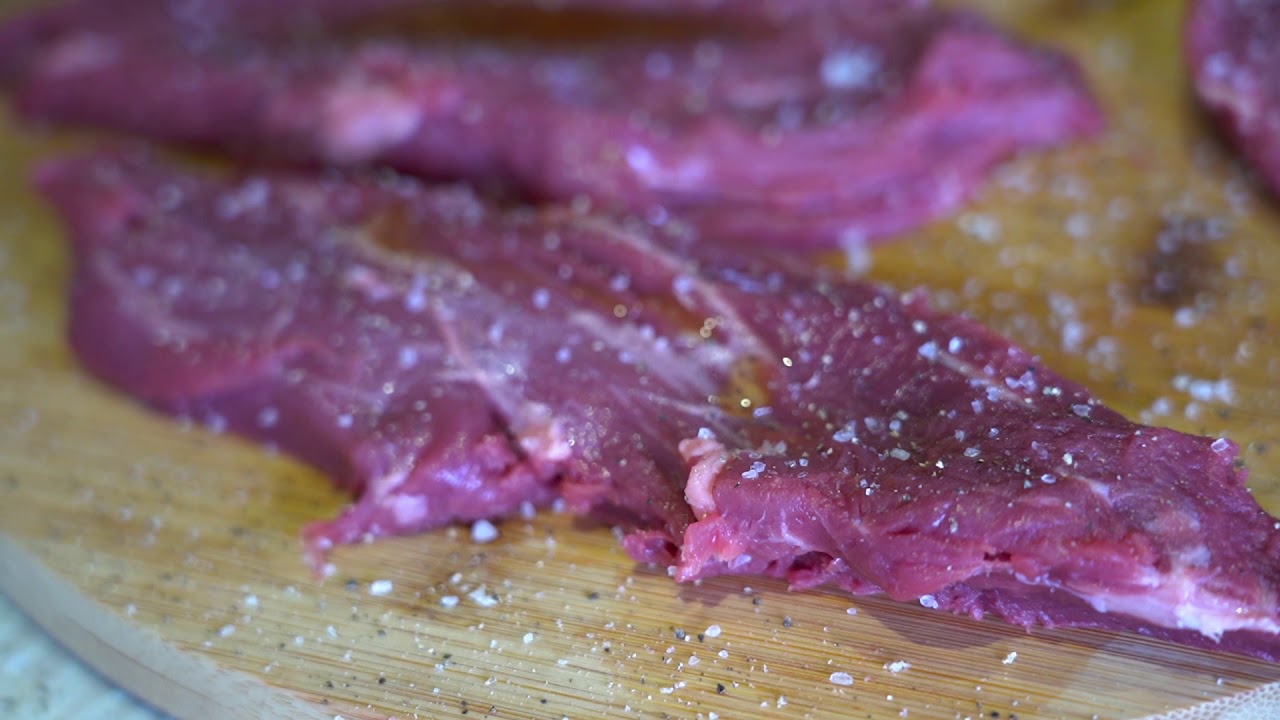 Kana, veisesteigi ja krevettide grillimine - keraamilisel Kamado Nordgarden grillil.