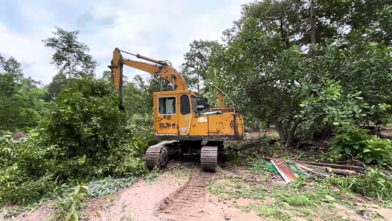 รถแมคโคร Komatsu12ht รุ่นคุณปู่หาดูยาก #รับงานเคลียร์ริ่ง ตีป่า ขุดสระ # ทีมงาน โชคมังคะรินทร์
