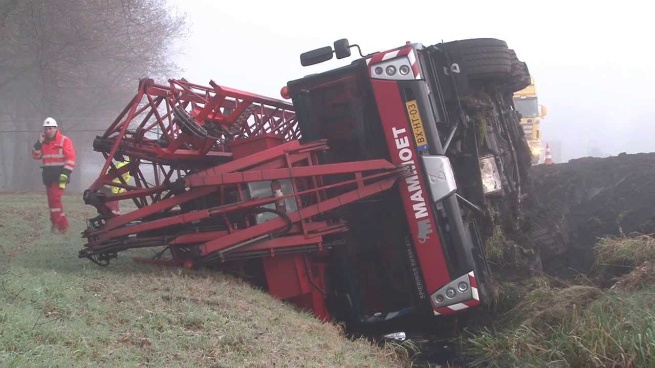 Veendam - Kraanwagen gekanteld op N33 bij Veendam