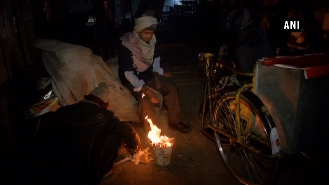 Temperature drops to 5&ordm;C as cold wave clutches Delhi