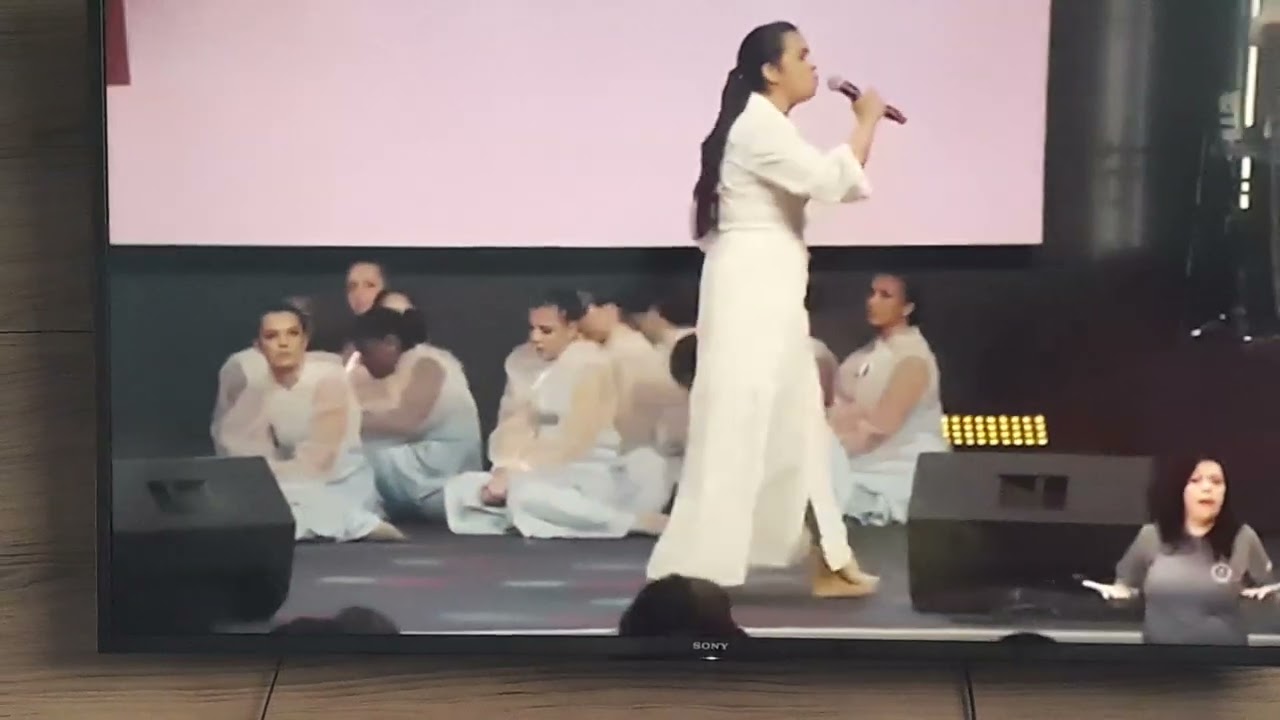 CAMILA  BARROS  :  O  ESPÍRITO   SANTO   REVELA.