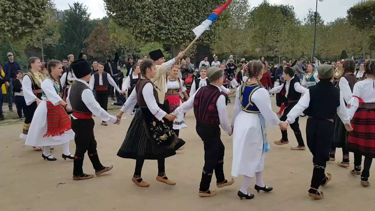 Kud Biseri Drancy -08.10.2016 - Les jeunesse de Biseri Drancy dance en face de la Tour Eiffel .