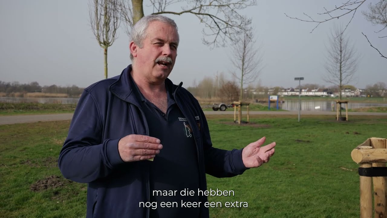Nieuwe bomen langs paden bij De Hoge Dijk en Over-Amstel