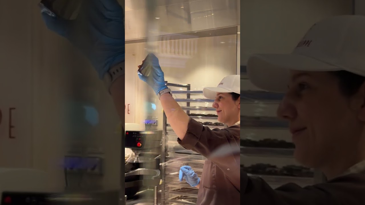 Демонстрация процесса изготовления шоколада в кафе Jean-Philippe Chocolate & Cafe на борту круизн...