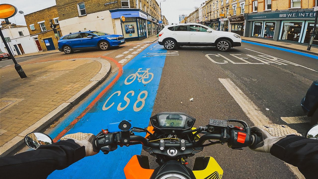 London just before the rush hour. Part 1. | HONDA MSX / GROM 125 [4K]