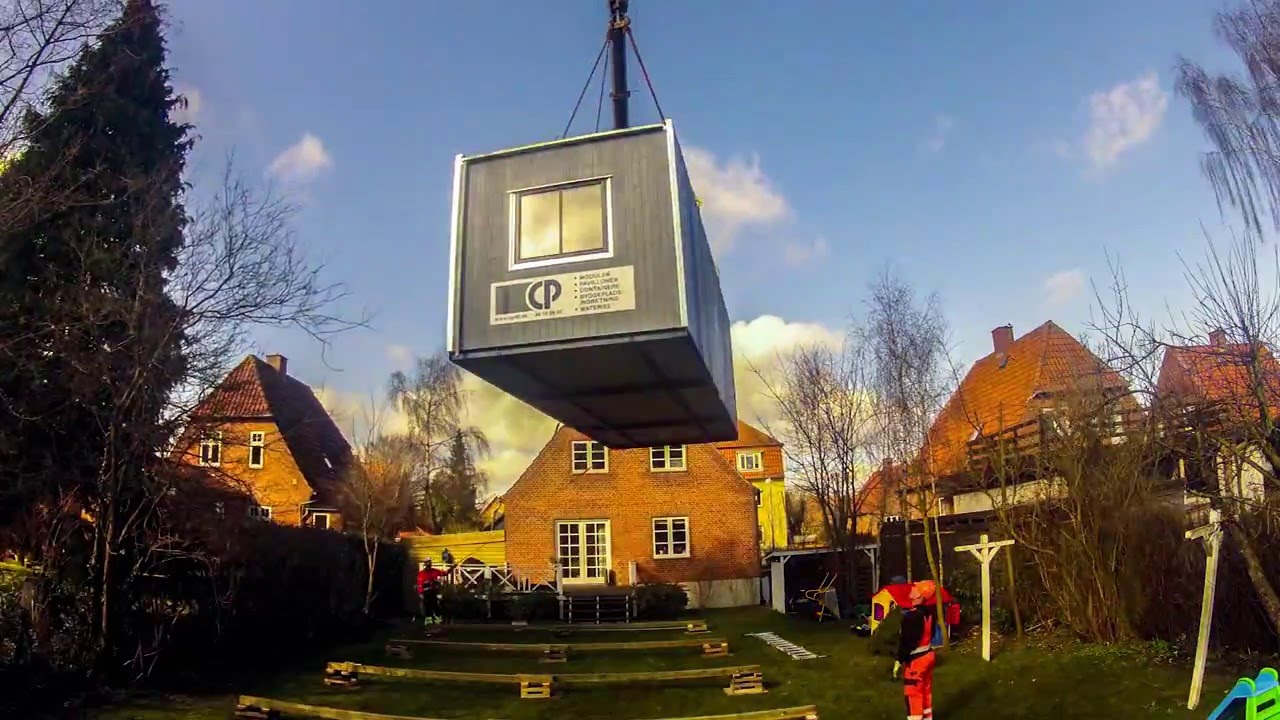 Timelapse - Flytning af pavillon fra lastbil over hus ind i have