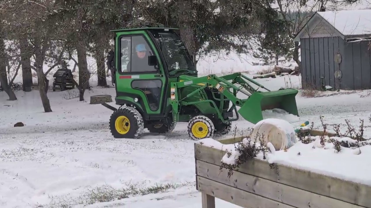 Тротуары, изготовленные с помощью трактора John Deere 1025R.