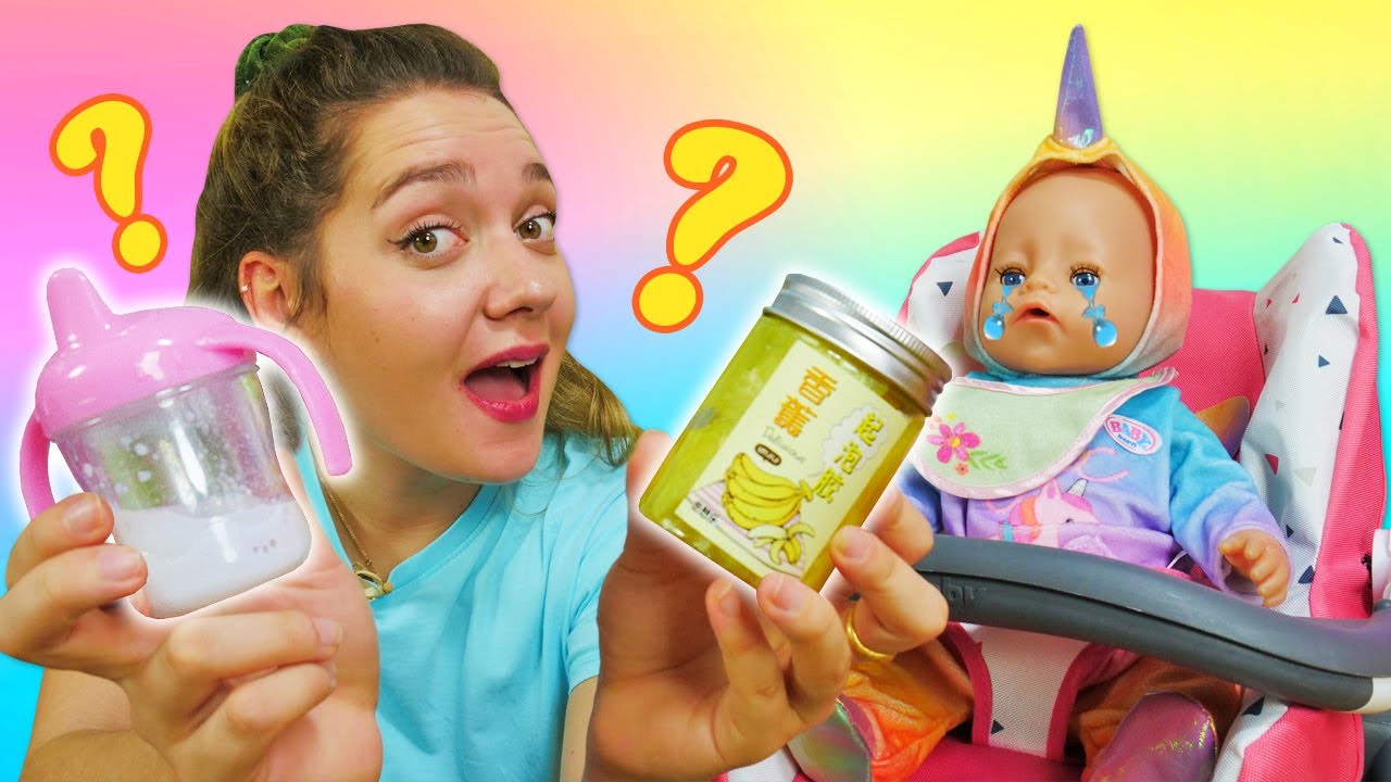 Baby Born a-t-elle déjà grandi ? Que donner à manger ? Jeux de nounou avec la poupée Barbie.