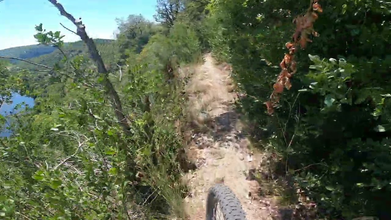 Chemin des  falaises vers Larnagol en VTT dans le Lot