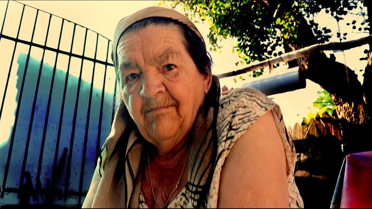 Как 82-летняя румынская бабушка готовится к приходу дочери?