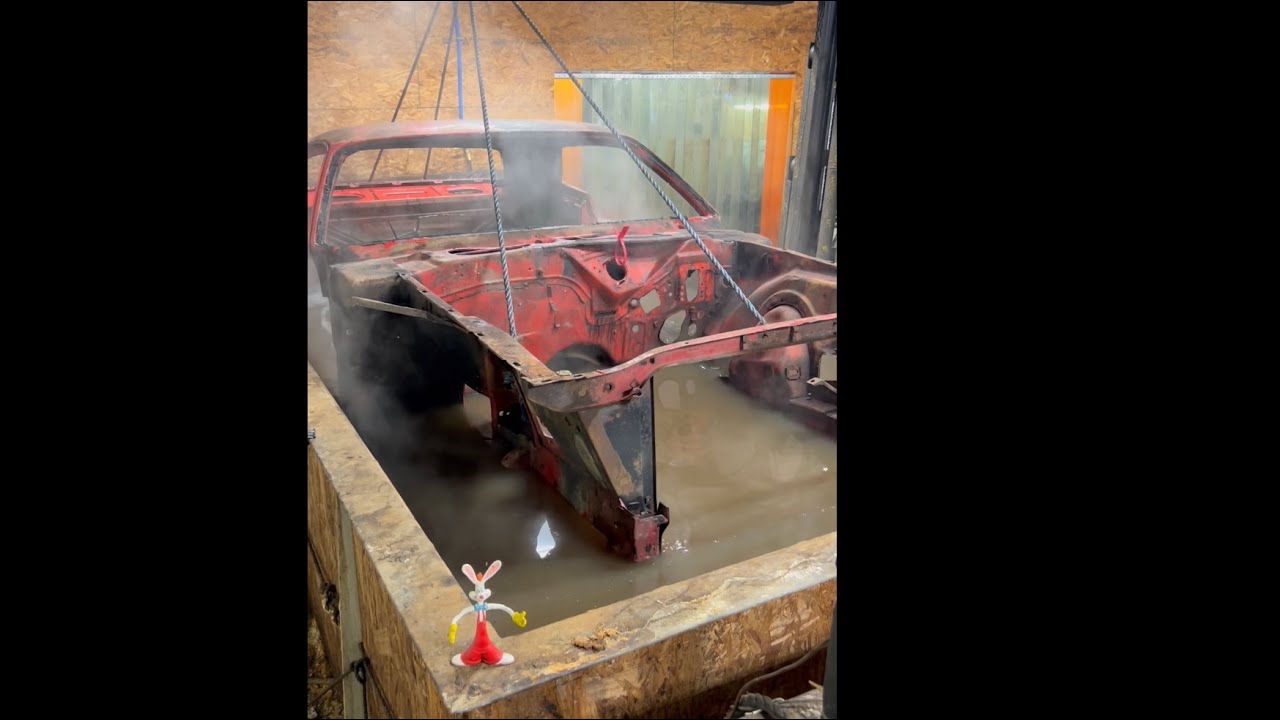Химическая обработка очень редкой выставочной модели Dodge Challenger 1972 года.