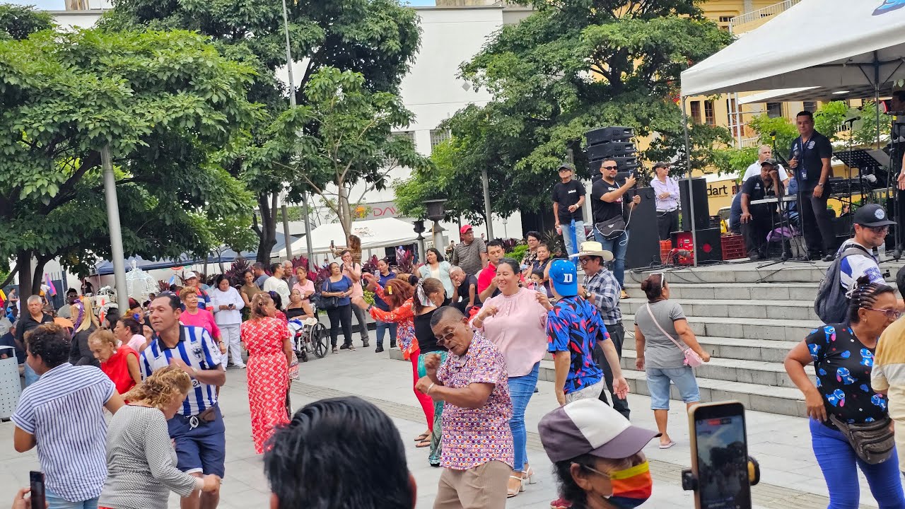 folklor salvadoreño parque Libertad está en vivo