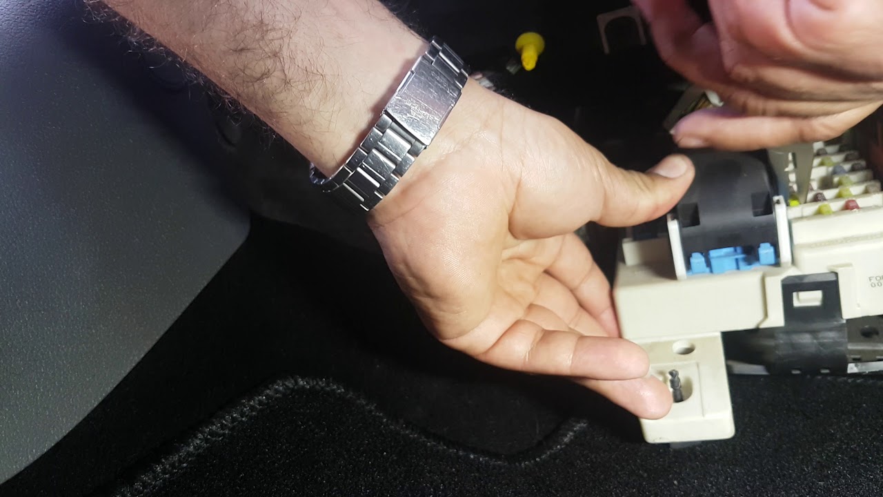 Ford focus 2008 diesel (cigarette fuse location and change)