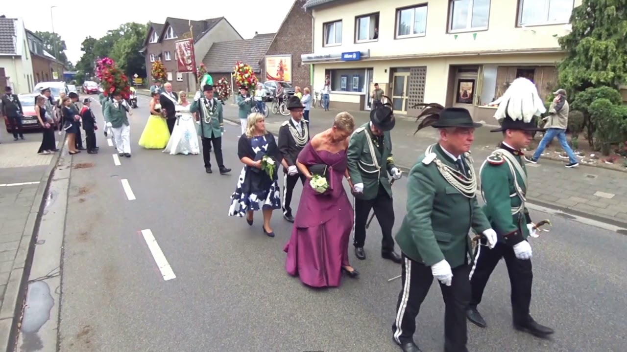 Schützenfest in Nievenheim. Rückmarsch des neuen Königspaares zum Festzelt