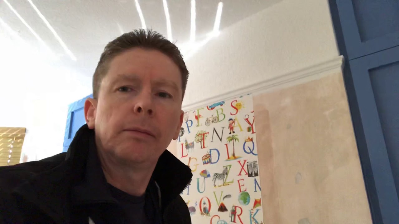 Hanging paste the wall paper