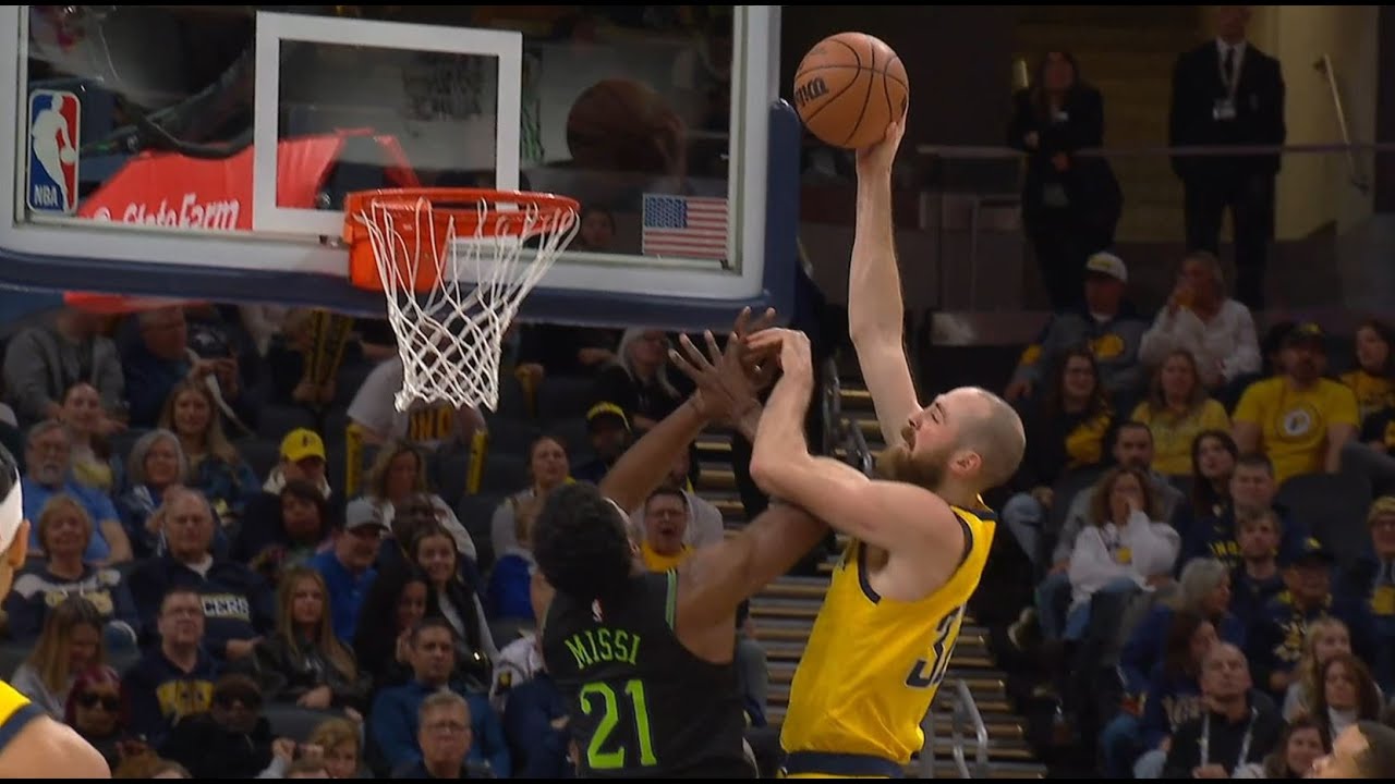 Jay Huff with the poster dunk on Yves Missi - 1/16/26