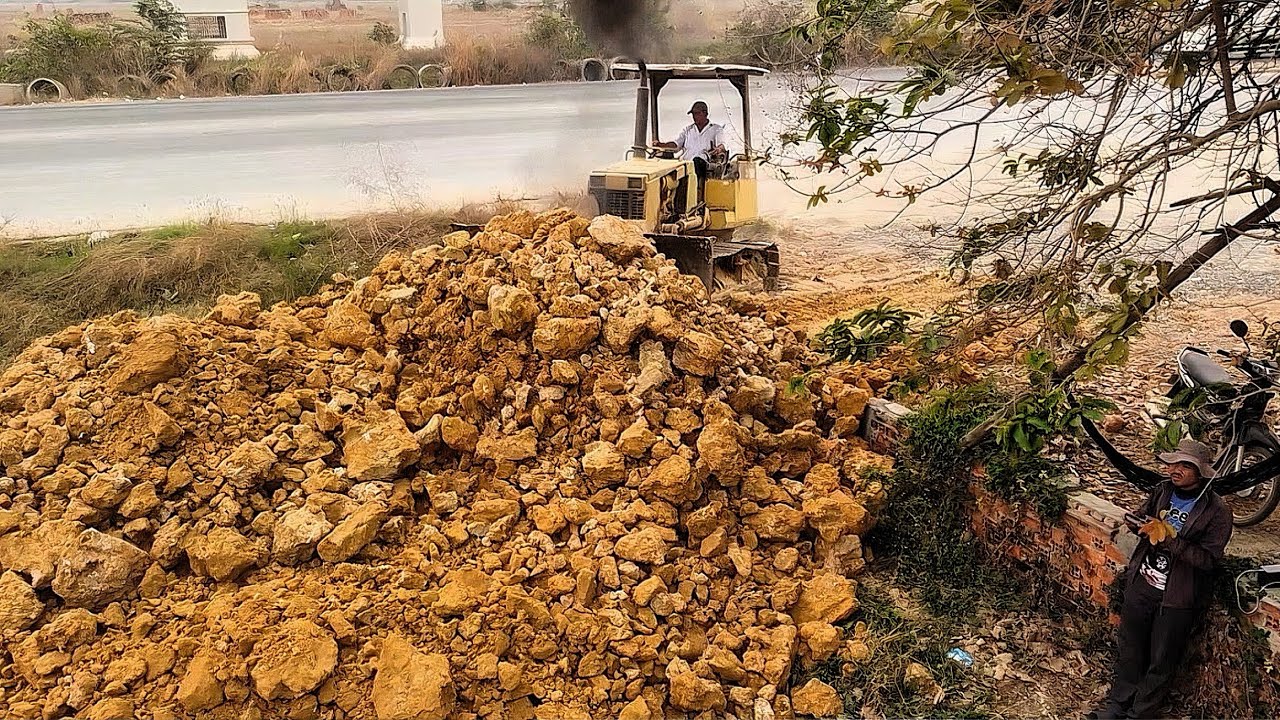 Awesome! Nicely Working Wonderful Landfill Dump Trucks 5Ton Pushing Soil Dozer D31P Unload