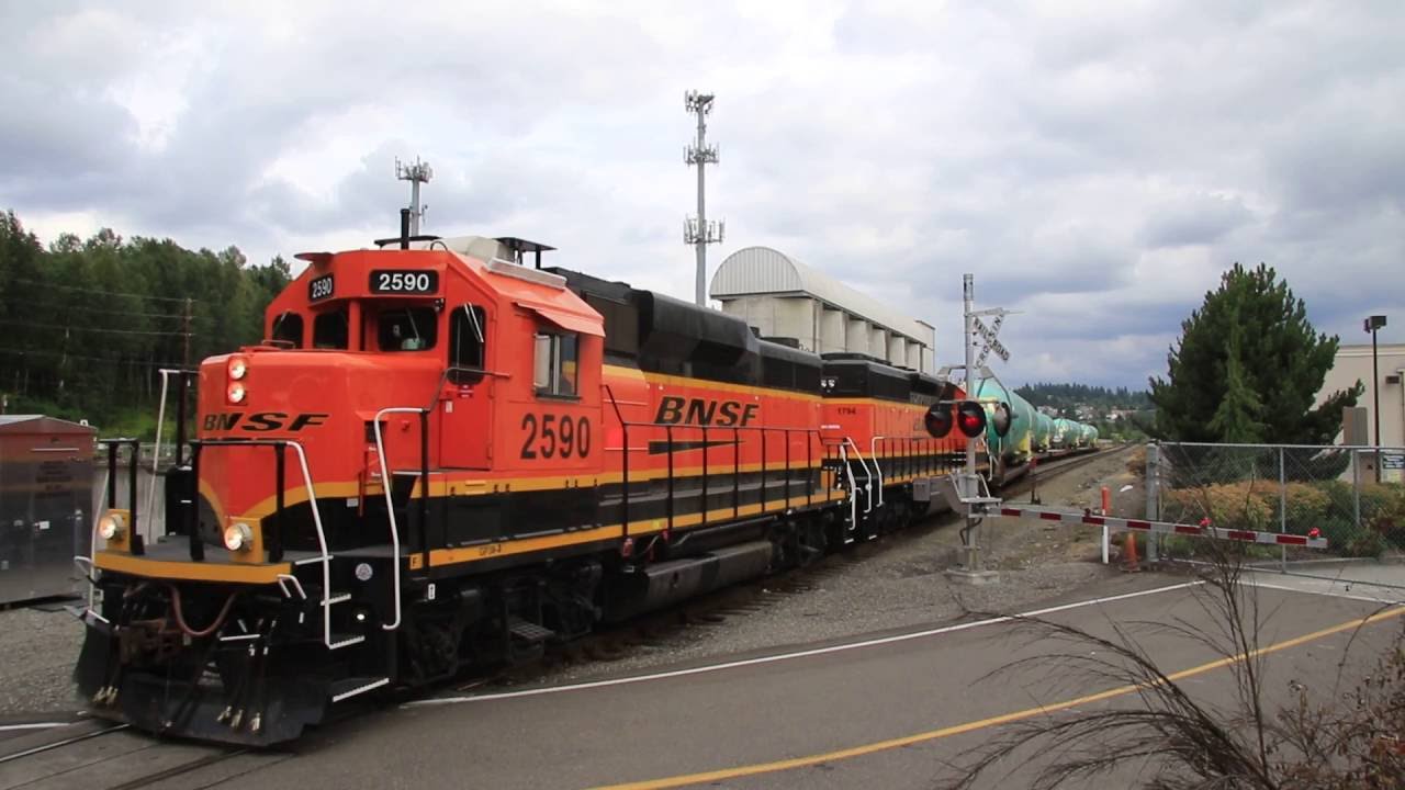 BNSF train at Renton, WA brings 4 Boeing 737 fuselages in.  5 July 2016