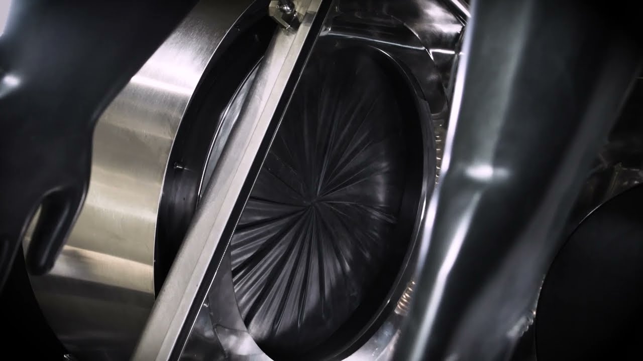 Drum reactor charging: the double side iris station made by CSV Containment.