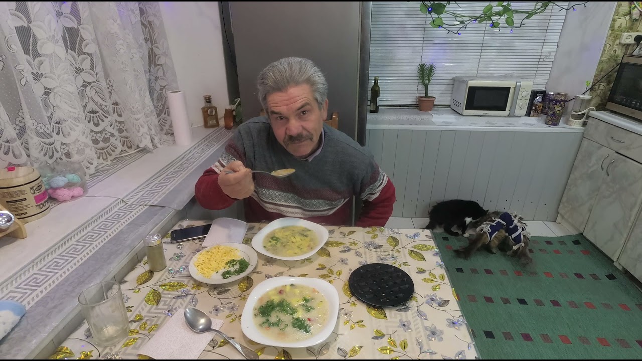 СУП из Картошки, Воды... Наворачивают и Муж и Коты!