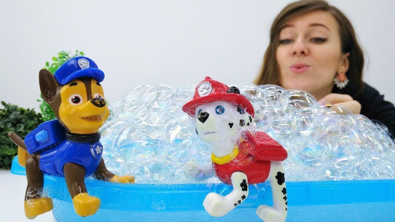 Patrulla de cachorros en la piscina. Guardería infantil. Vídeos con juguetes para niños.