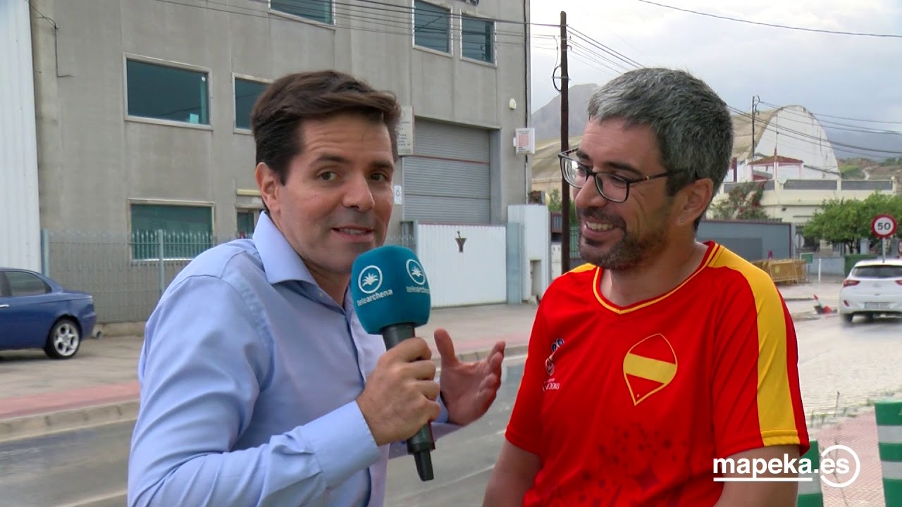 Est&aacute;n hartos con esta situaci&oacute;n. El agua les obliga a cortar la carretera. Archena 2019