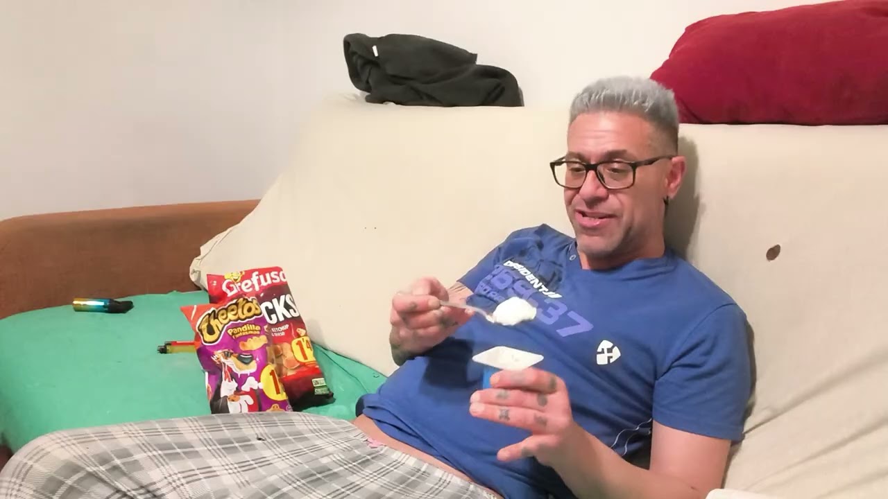 el moji disfrutando de los yogures de stracciatella