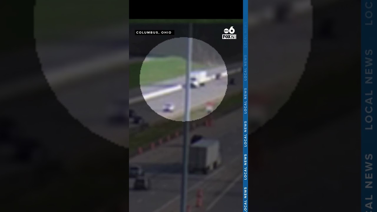 На видео запечатлены моменты, когда грузовик врезался сзади в дом семьи, вызвав аварию с участием...