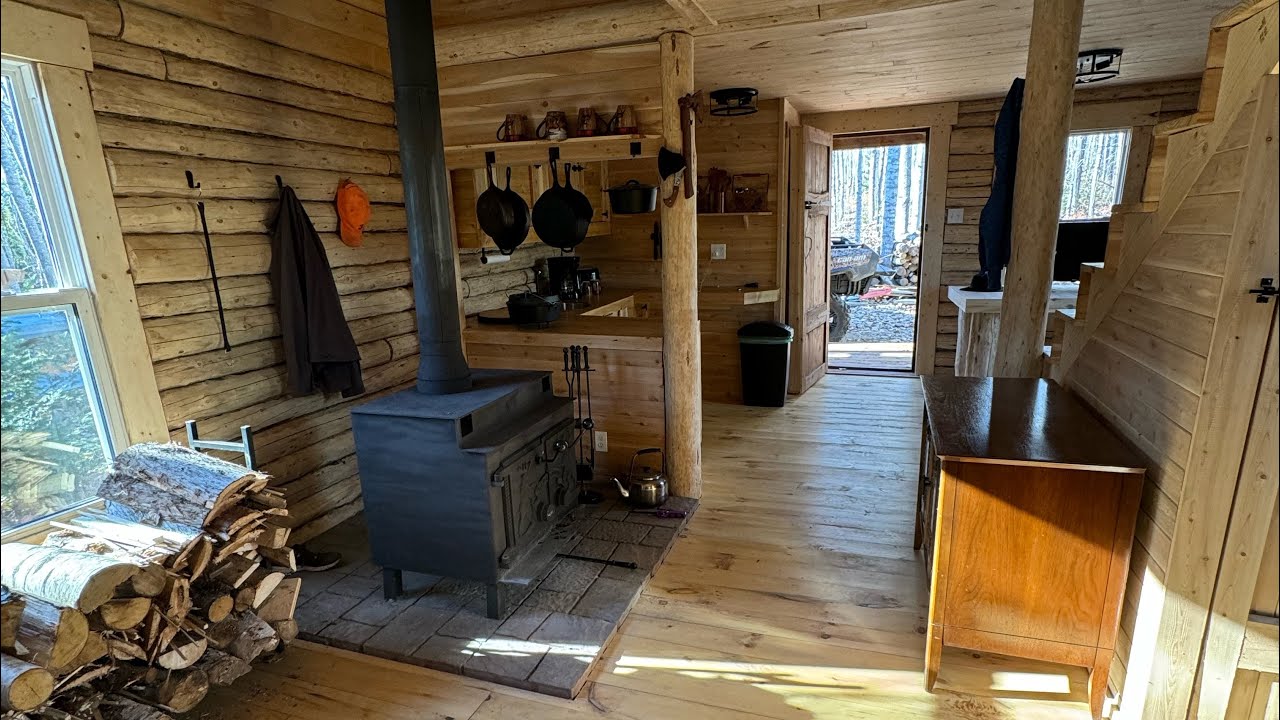 Log cabin built in the North,building a wood shed, woodwork,survival woodland.
