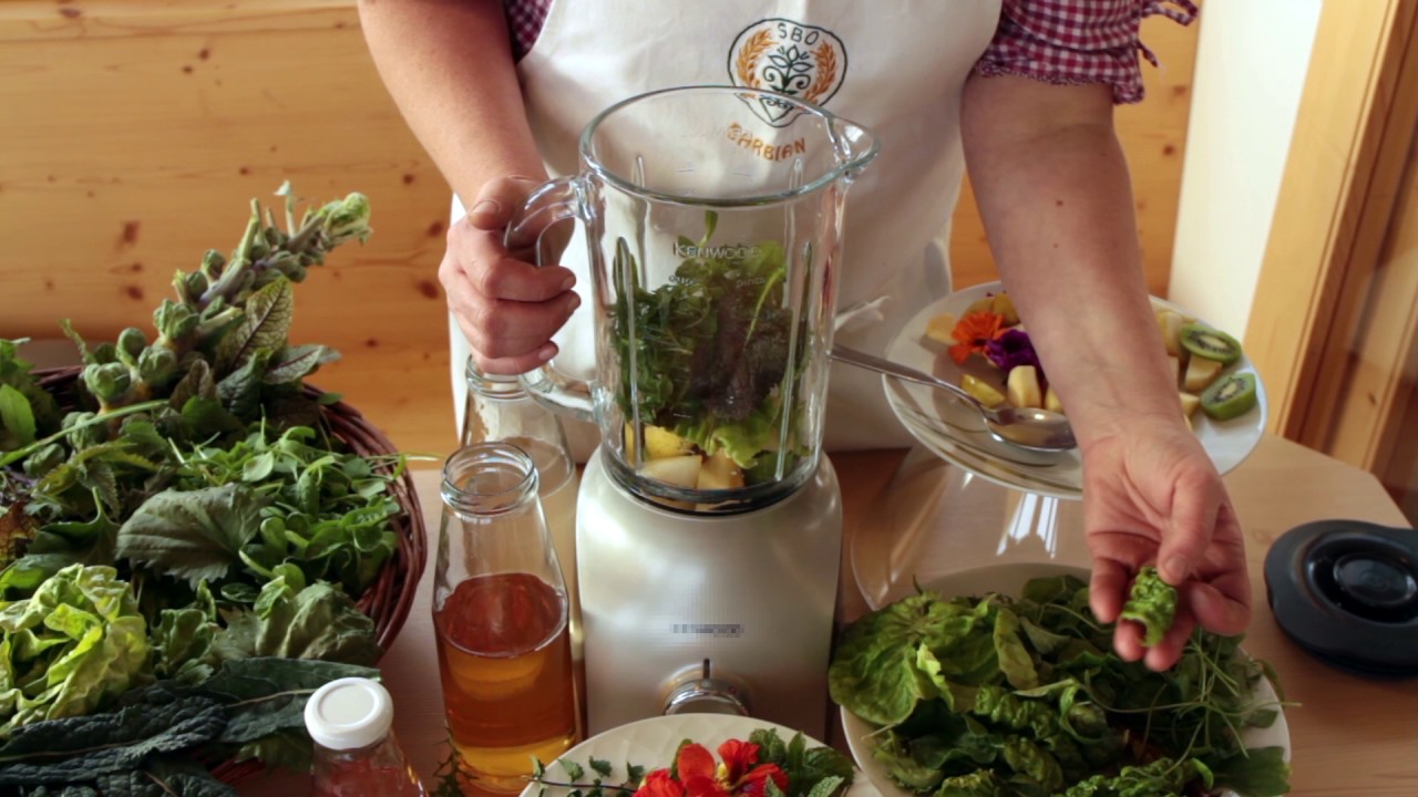 Kr&auml;utersmoothie mit S&uuml;dtiroler B&auml;uerinnen. Aus unserer Hand