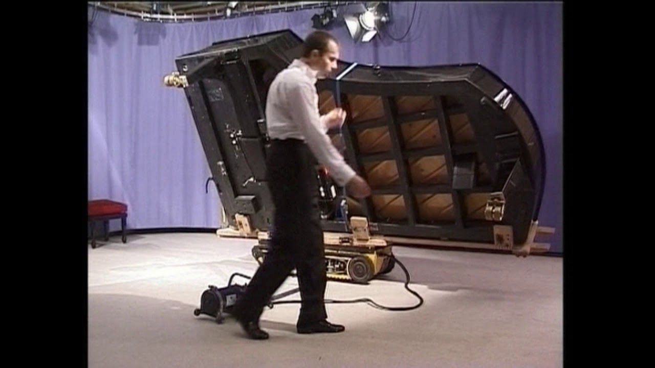 1-man-transport of B&ouml;sendorfer Imperial 290 cm / 630 kg - world record
