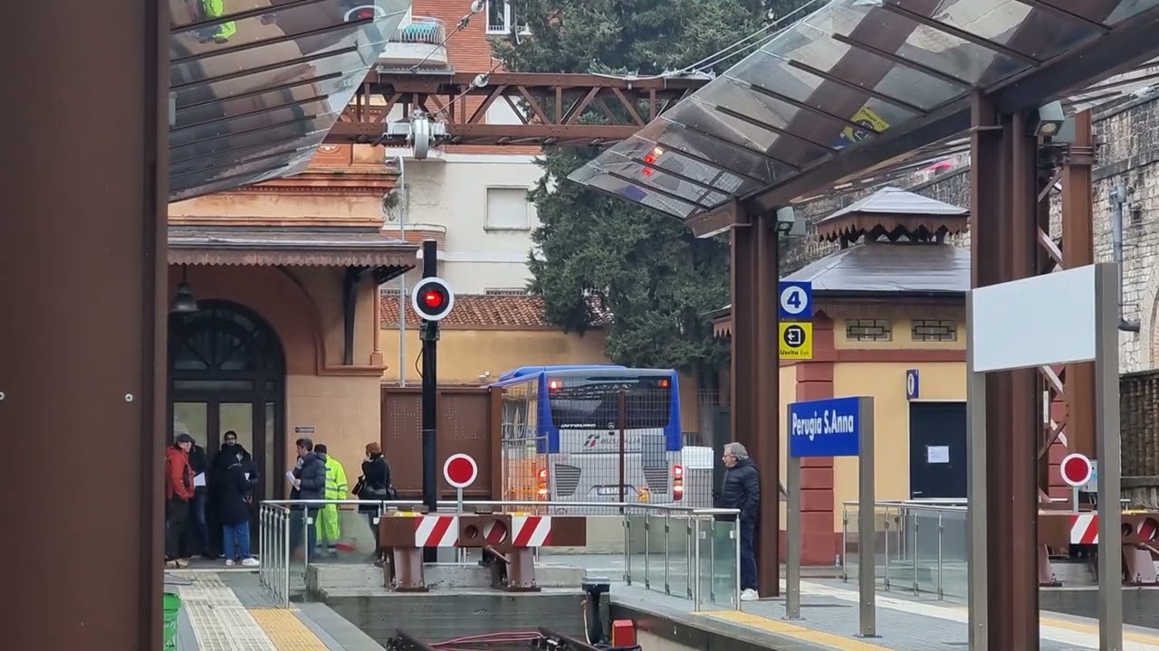 Arrivo Minuetto, treno elettrico, stazione sant'Anna Perugia