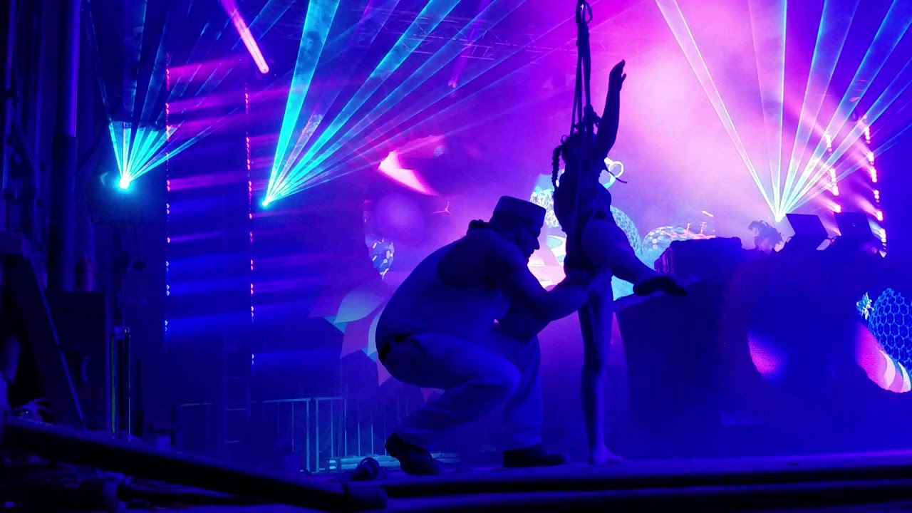 Mike Payne & Sarah Mays - Aerial bondage act @ Sonic Bloom 2018