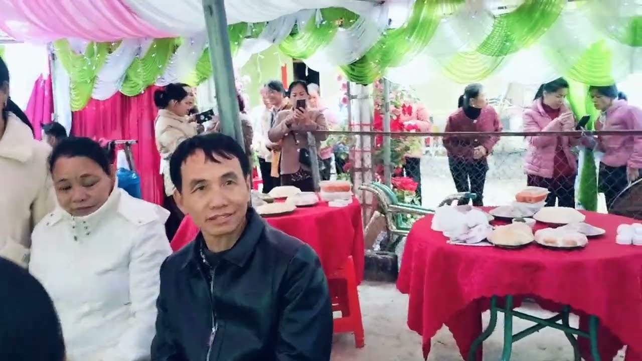 Các nghệ nhân lần lượt hát chúc mừng ngày lễ thành hôn con trai Hoàng Phượng.@MuitrieuanhTV1444 