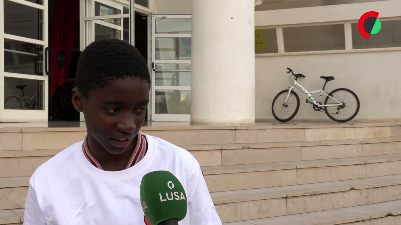 Miúdos do Bairro Padre Cruz sacam cavalinhos nas 'bikes'