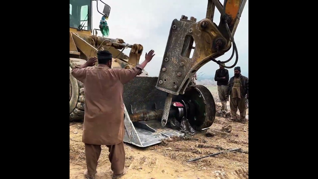 Stone Crusher Repair Battle, Bearing Won&rsquo;t Budge Even with Heavy Force watch how they remove it