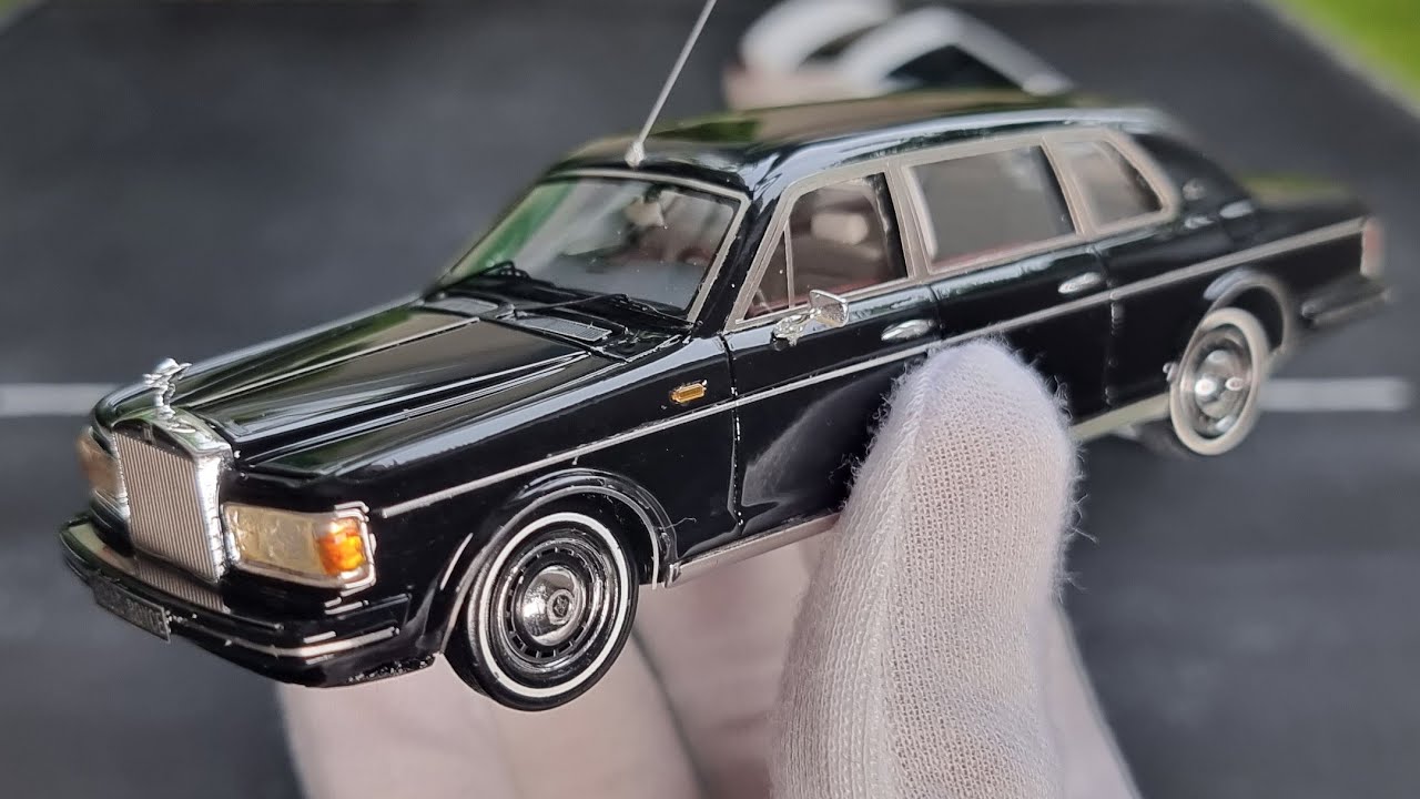 Unboxing: 1:43 Rolls-Royce Silver Spur II Touring Limousine 1992