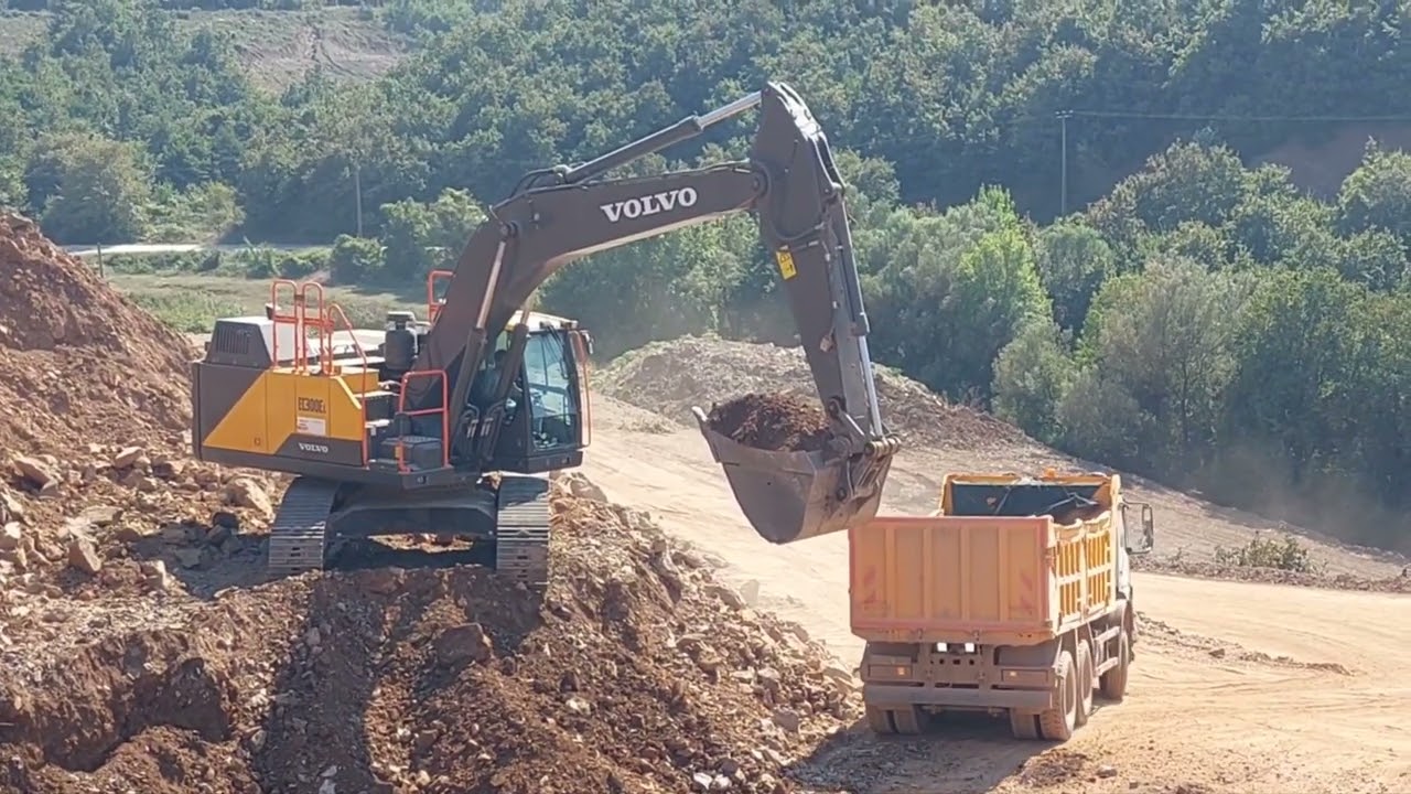 VOLVO EC300EL Ekskavatör Kamyonlara Stabilize Malzeme Yüklüyor