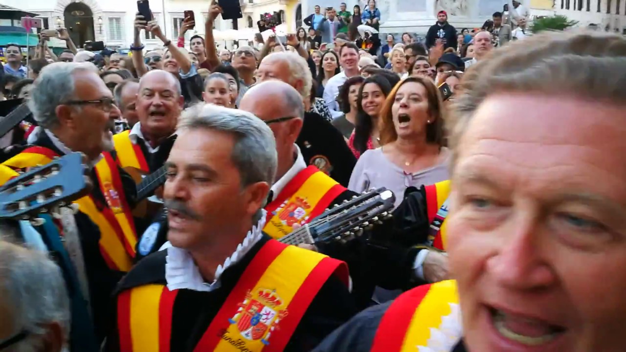 Embajada de España en el Vaticano.Roma. Ronda Tuna España en la Plaza de España en Roma